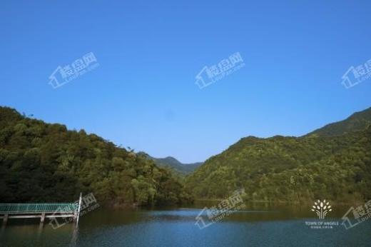 天使小镇浅山明月实景图